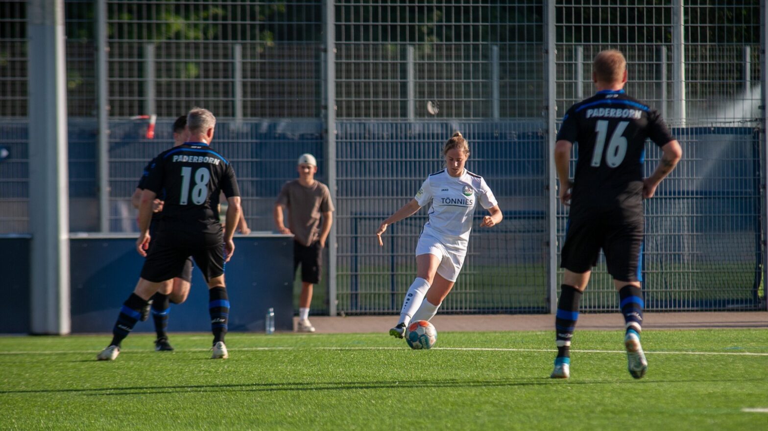 FSV-Angreiferin Lena Strothmann im Testspiel gegen die Traditionsmannschaft des SC Paderborn 07. (Foto: Dennis Seelige / FSV Gütersloh 2009)