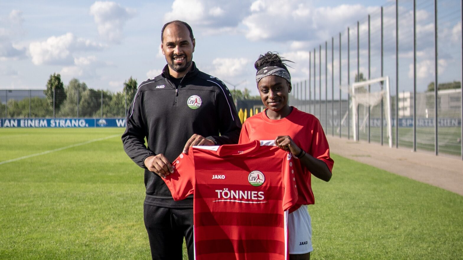 Neuverpflichtung Hanna Hamdi (rechts) und Chris Punnakkattu Daniel. (Foto: Dennis Seelige / FSV Gütersloh 2009)