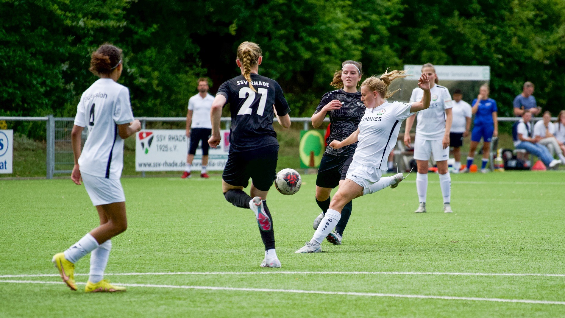 Emilia Deppe im Testspiel gegen den SSV Rhade. (Foto: Tim Kaiser / FSV Gütersloh 2009)