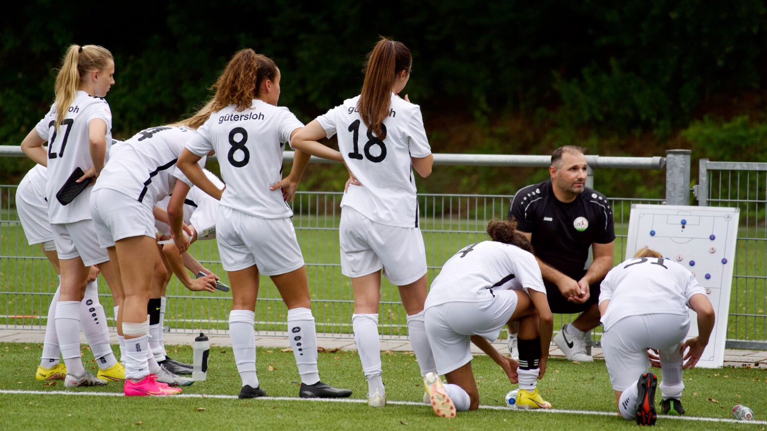 FSV-Trainer Sammy Messalkhi und Team nutzen die Sommervorbereitung für diverse Testspiele. (Foto: Tim Kaiser / FSV Gütersloh 2009)