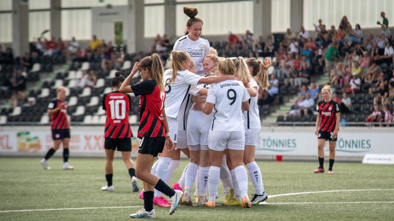 Jubel bei den Spielerinnen nach der 1:0-Führung durch Maren Tellenbröker. (Foto: Dennis Seelige / FSV Gütersloh 2009)
