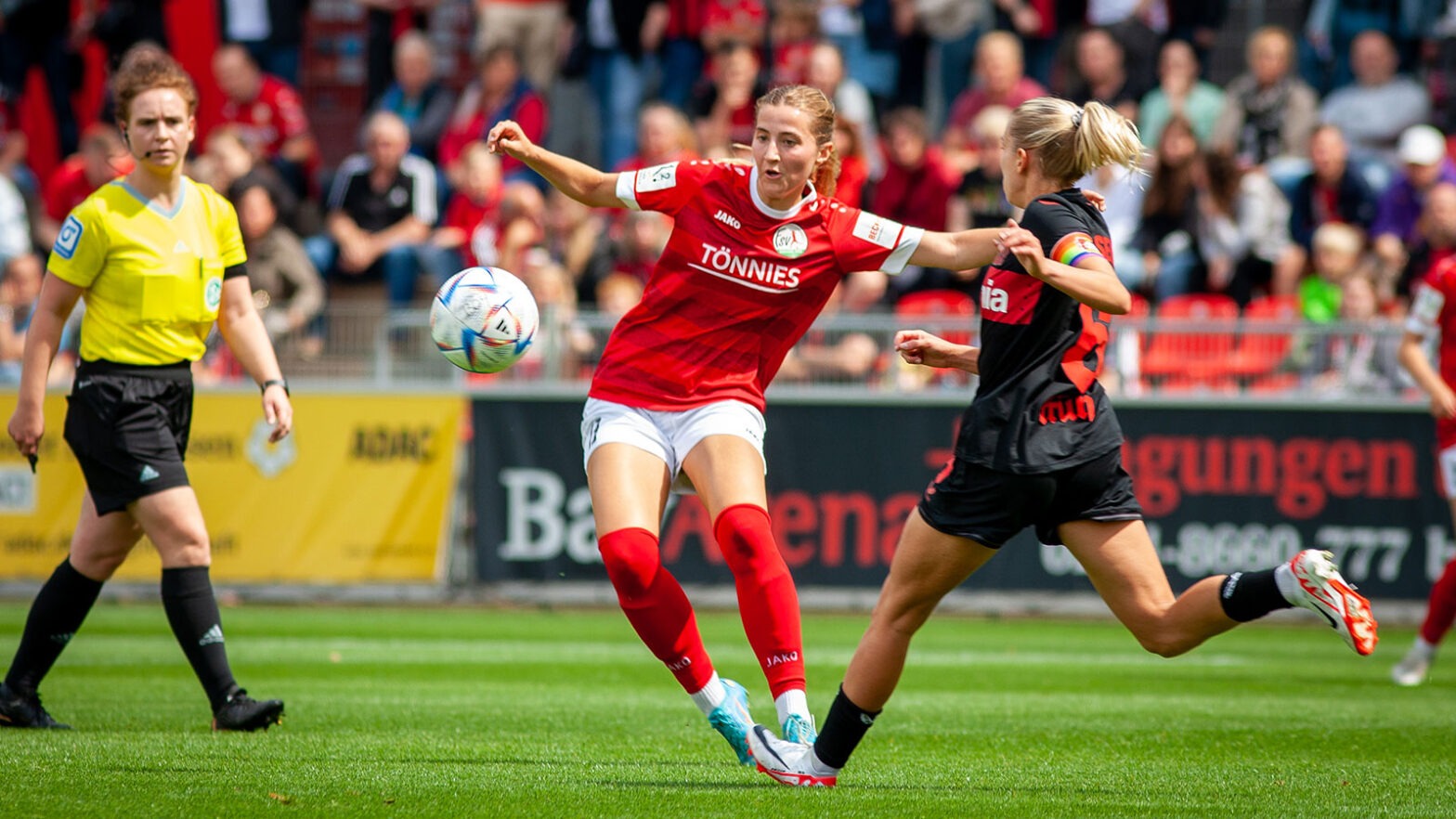 FSV-Mittelfeldspielerin im Zweitkampf mit Bayer 04-Kapitänin Elisa Senß. (Foto: Dennis Seelige / FSV Gütersloh 2009)