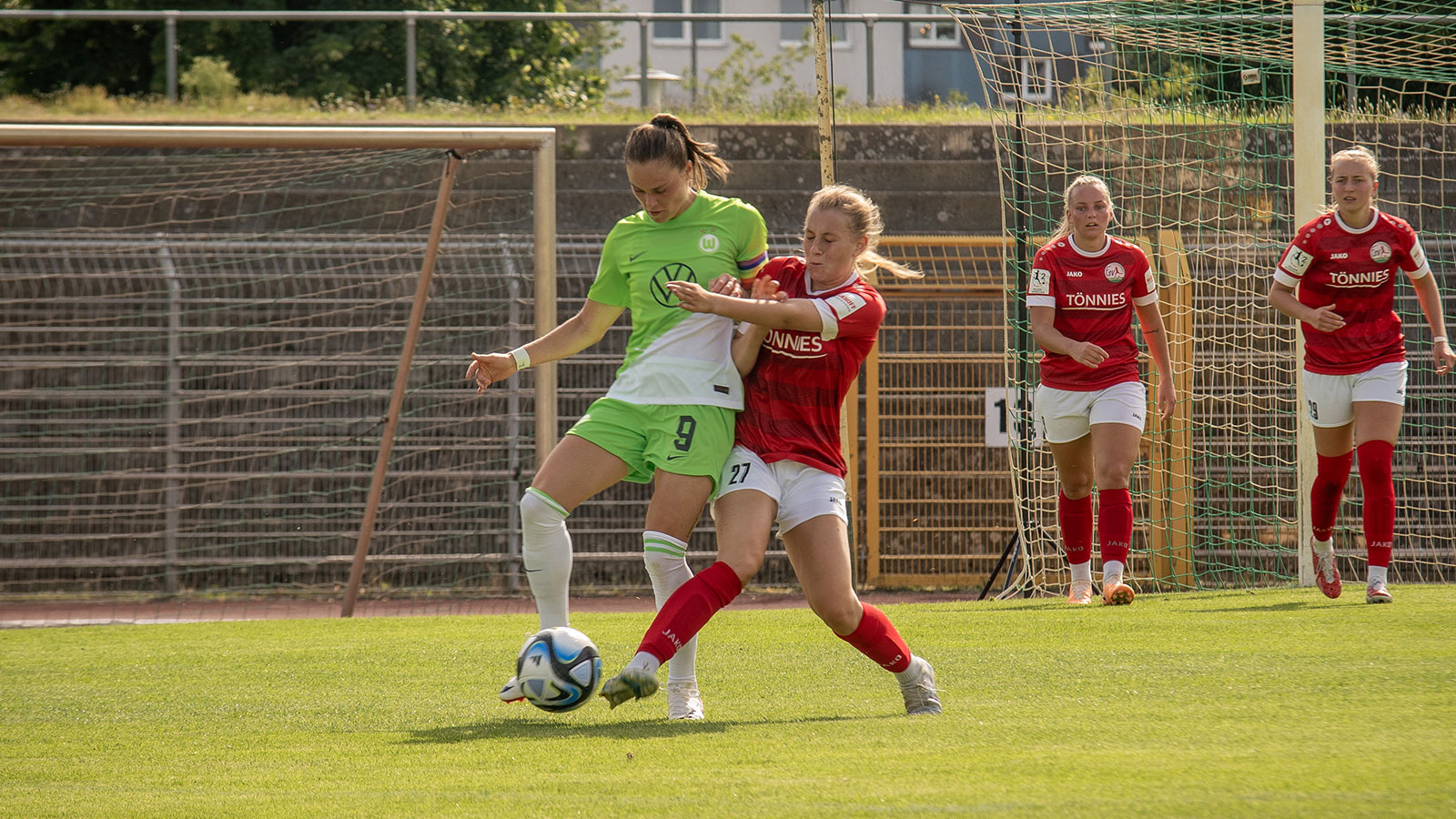 Emilia Deppe im Zweikampf mit Wolfsburg-Kapitänin Ewa Pajor. (Foto: Dennis Seelige / FSV Gütersloh 2009)