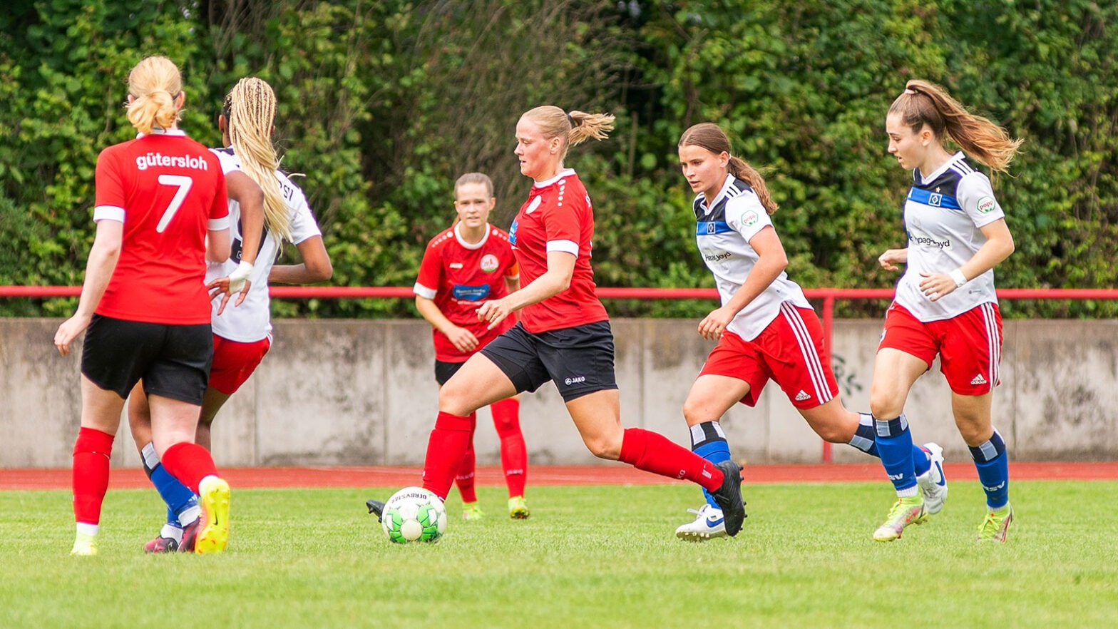 FSV II Abwehrchefin Lena Lückel im Spiel gegen den Hamburger SV II. (Foto: Boris Kessler / FSV Gütersloh 2009)