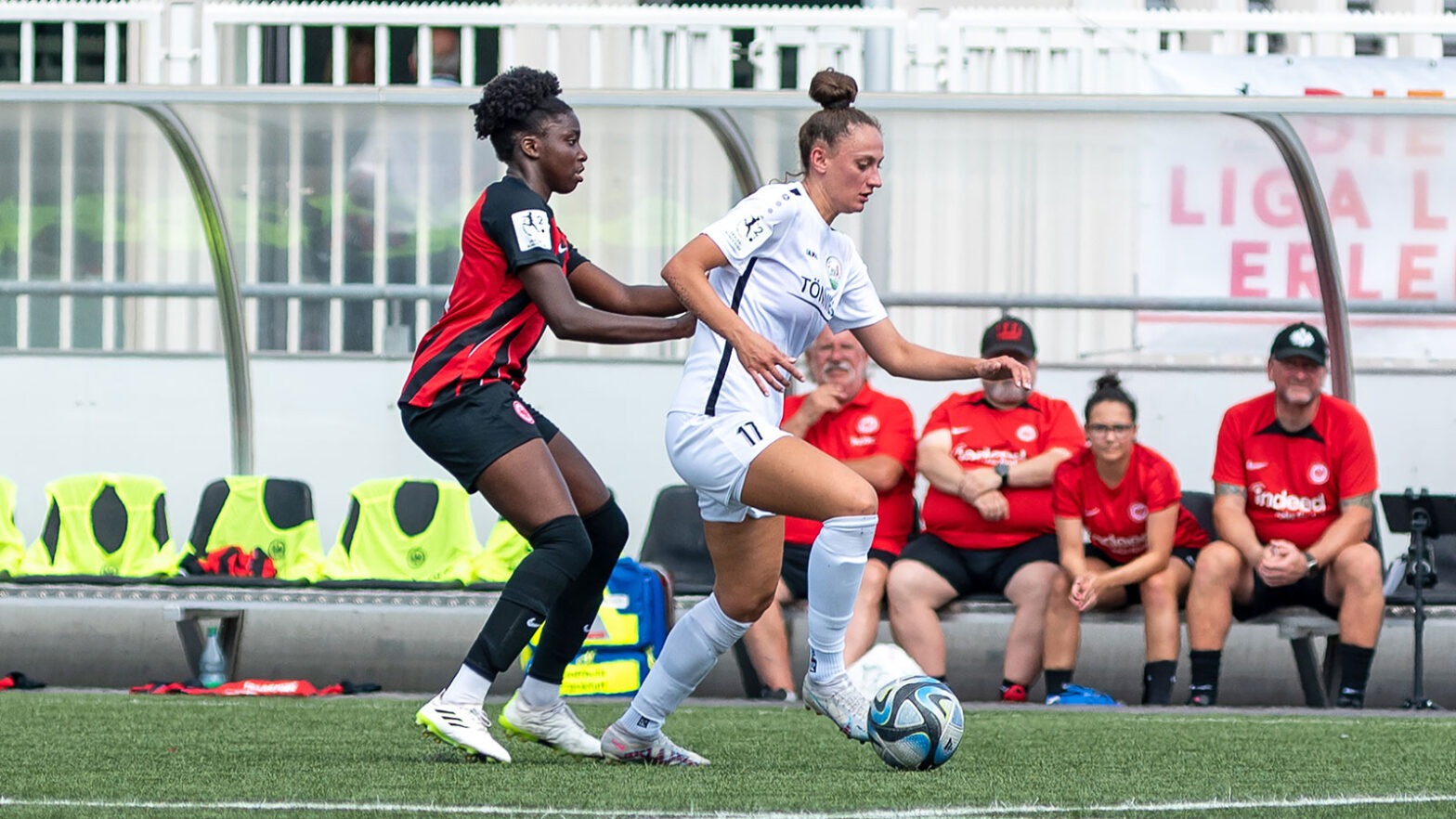 Shpresa Aradini im Zweitligaspiel gegen Eintracht Frankfurt II. (Foto: Boris Kessler / FSV Gütersloh 2009)