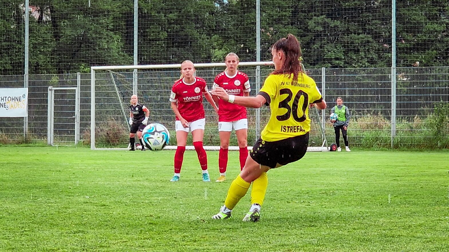 Torrreiches Duell zwischen dem SV 67 Weinberg und dem FSV Gütersloh. (Foto: Chris Punnakkattu Daniel / FSV Gütersloh 2009)