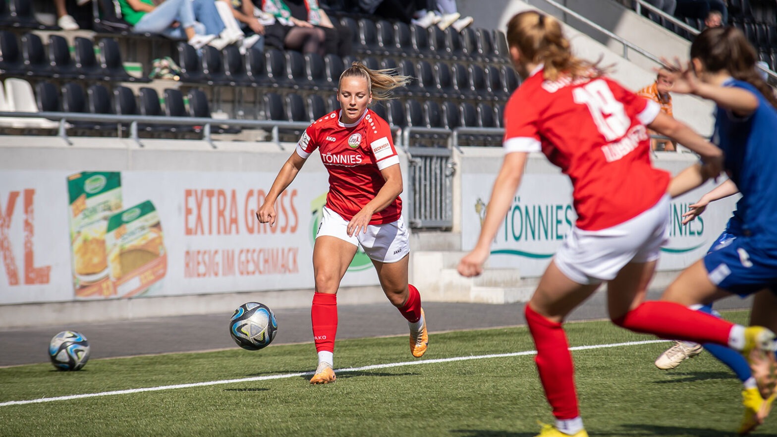 Celina Baum und Mitspielerinnen sind wieder in der Tönnies Arena am Ball. (Foto: Dennis Seelige / FSV Gütersloh 2009)