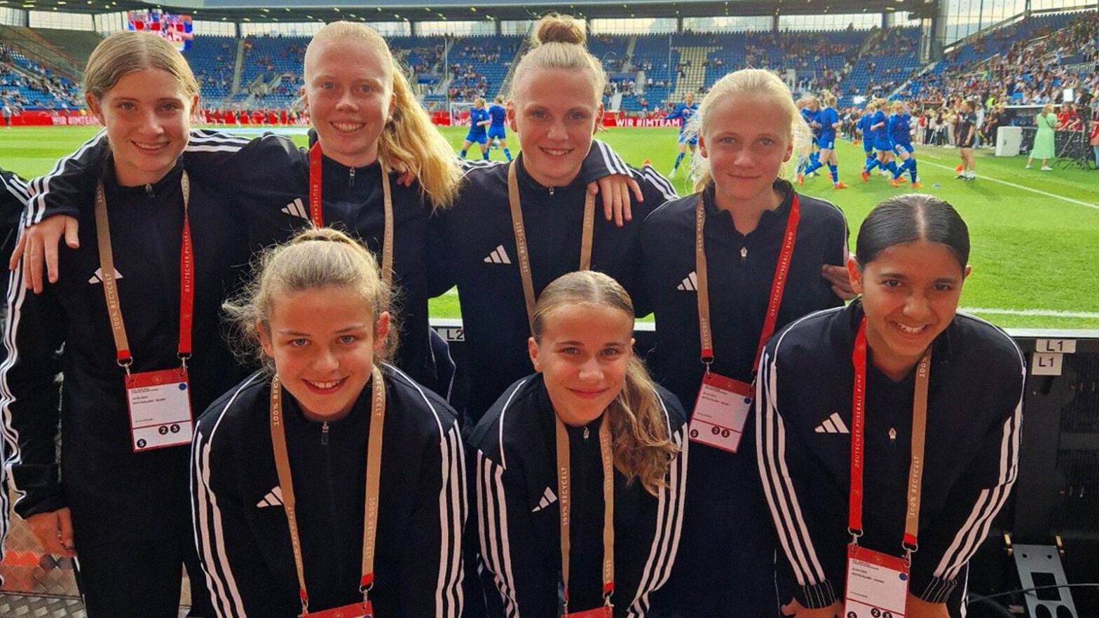 FSV-Talente beim DFB-Länderspiel: Hannah Leßner, Janna Koerdt, Mirja Kropp, Merle Rohden (hintere Reihe von links nach rechts), Johanna Braune, Yumnah Lohnherr und Samira Hadzaj (vordere Reihe von links nach rechts). (Foto: FSV Gütersloh 2009)