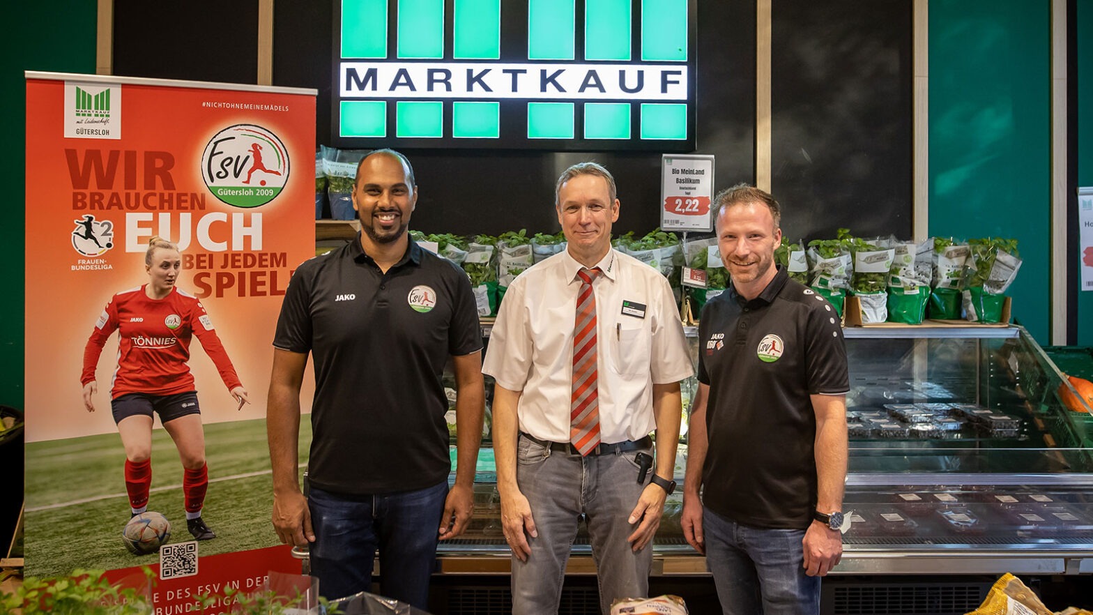 Der Marktkauf Gütersloh ist neuer Partner des FSV Gütersloh: Marktleiter Mario Dreier (mitte) freut sich gemeinsam mit Tobias Neumann (rechts) und Chris Punnakkattu Daniel (links) auf die Zusammenarbeit. (Foto: Dennis Seelige / FSV Gütersloh 2009)