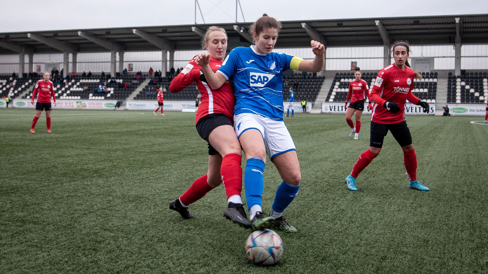 FSV-Mittelfeldspielerin Paula Reimann im Zweikampf gegen die TSG Hoffenheim II in einer Zweitligapartie der Saison 2022/23. (Foto: Dennis Seelige / FSV Gütersloh 2009)