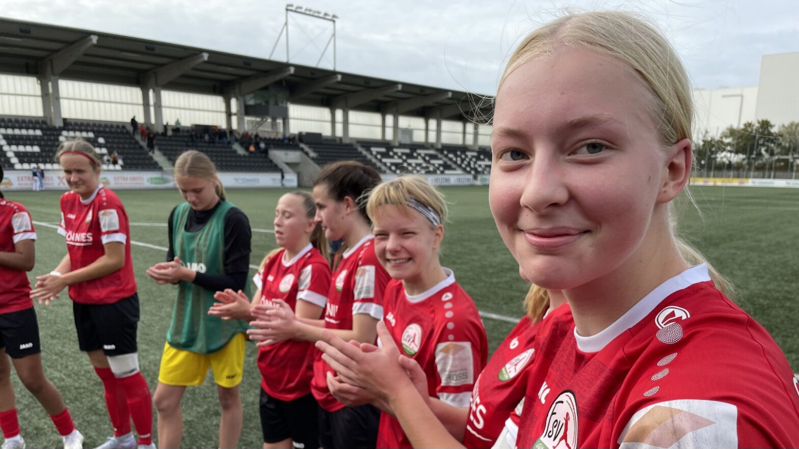 Strahlende Gesichter bei Janne Krumme (rechts) und ihren FSV U17-Mannschaftskolleginnen. (Foto: Wolfgang Temme / FSV Gütersloh 2009)