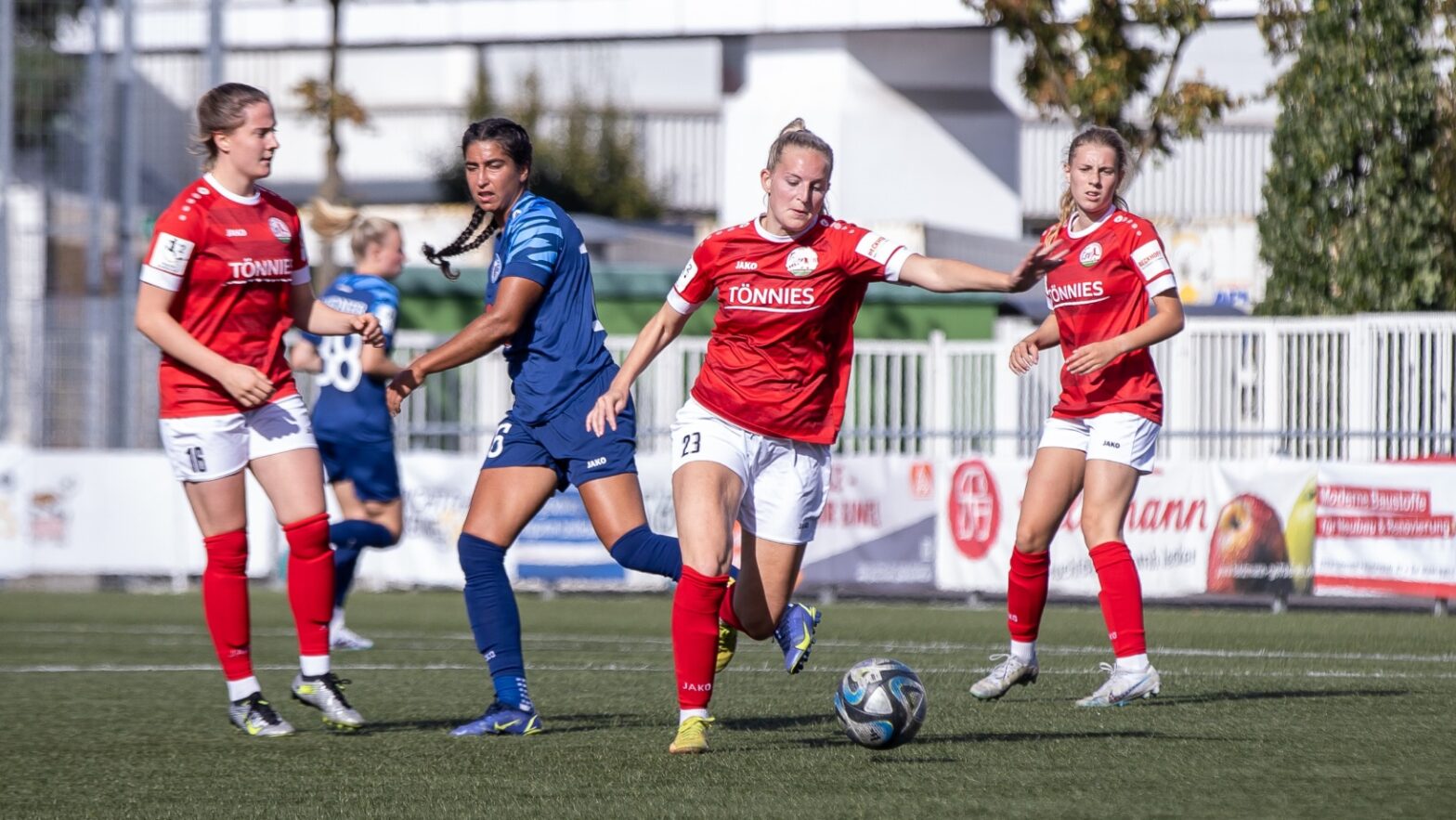 FSV-Defensivallrounderin Maren Tellenbröker im Duell gegen den 1. FFC Turbine Potsdam. (Foto: Dennis Seelige / FSV Gütersloh 2009)