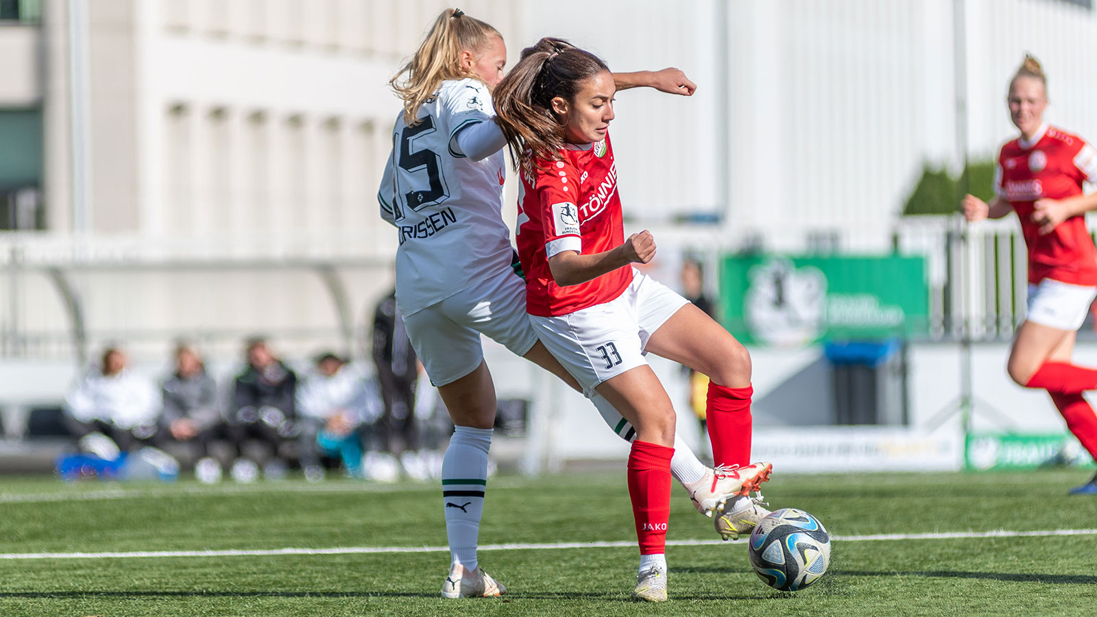 FSV-Mittelfeldspielerin Cisel Akgül im Zweitligaduell gegen Borussia Mönchengladbach. (Foto: Boris Kessler / FSV Gütersloh 2009)