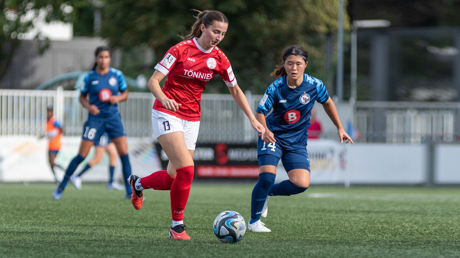 FSV-Mittelfeldakteuerin Demi Pagel im Zweitligaduell gegen den 1. FFC Turbine Potsdam. (Foto: Boris Kessler / FSV Gütersloh 2009)