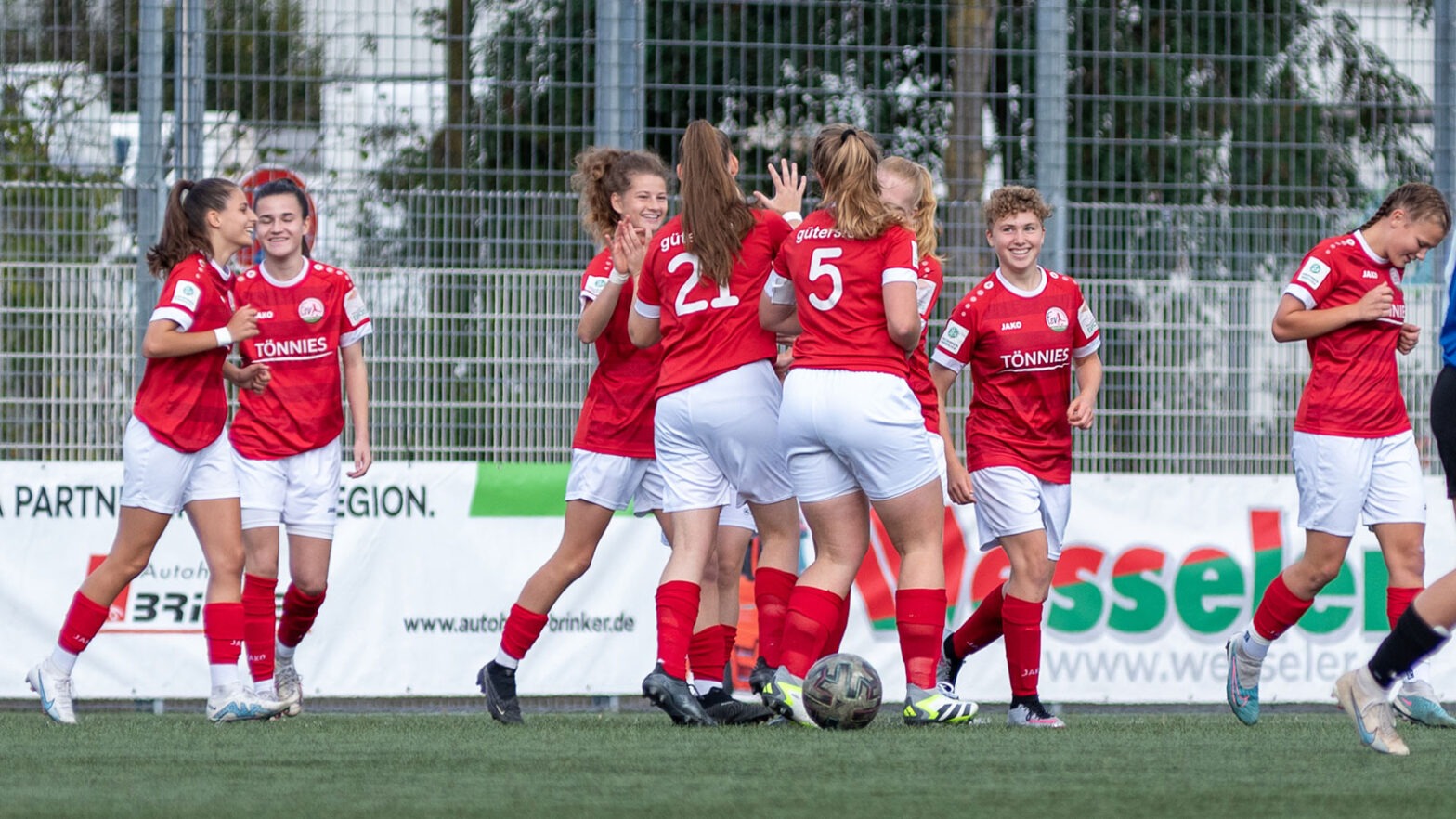 Jubel in der B-Juniorinnen-Bundesliga: Die Spielerinnen der FSV U17-Mannschaft. (Foto: Boris Kessler / FSV Gütersloh 2009)