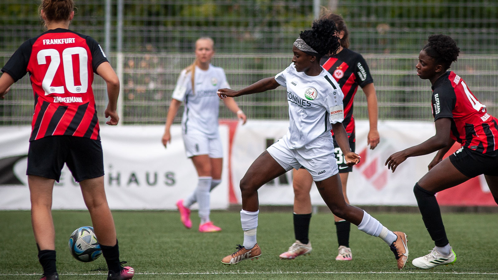 Tunesiens Nationalspielerin Hanna Hamdi im Einsatz für den FSV Gütersloh. (Foto: Dennis Seelige / FSV Gütersloh 2009)