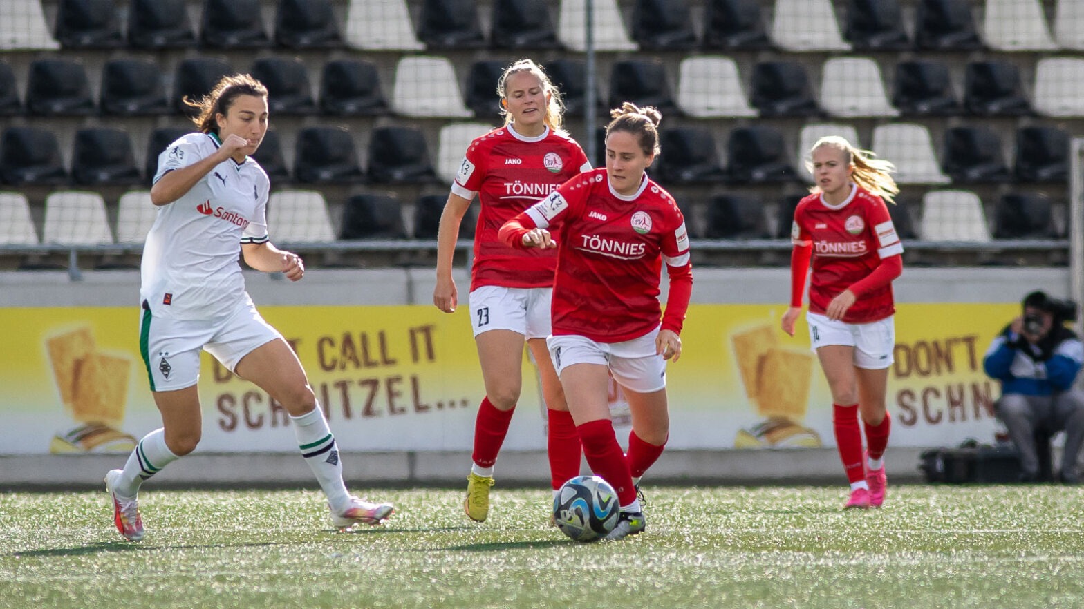 FSV-Angreiferin Lena Strothmann im Zweitligaduell gegen Borussia Mönchengladbach. (Foto: Dennis Seelige / FSV Gütersloh 2009)