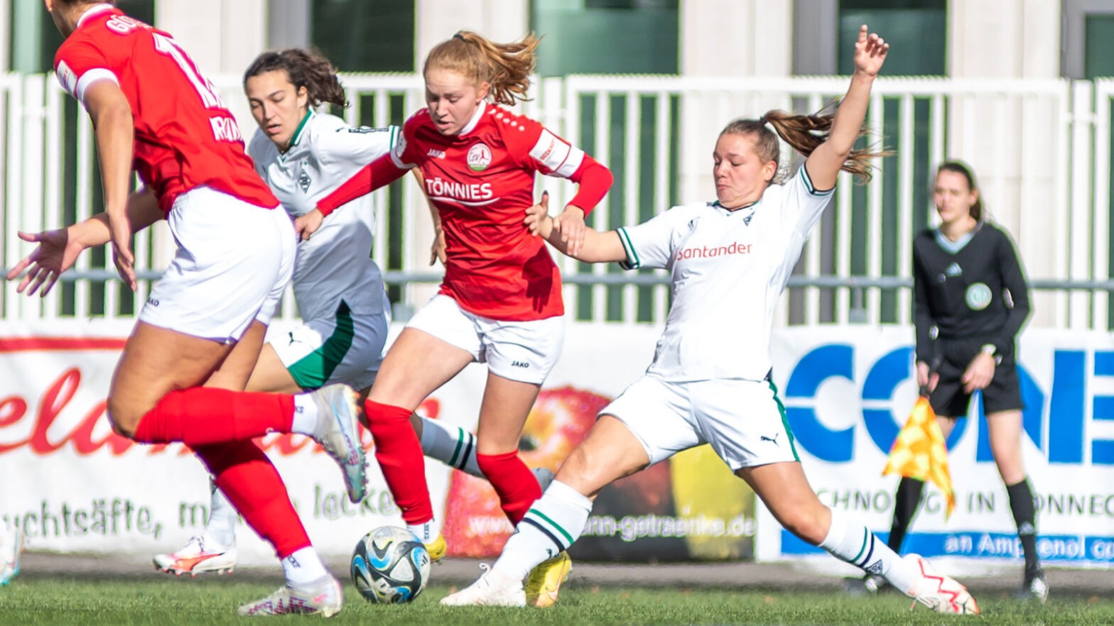 FSV-Mittelfeldspielerin Ronja Leubner im Zweitligaduell gegen Borussia Mönchengladbach. (Foto: Boris Kessler / FSV Gütersloh 2009)