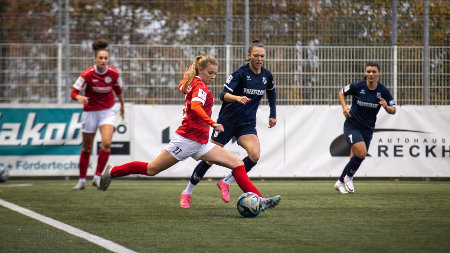 Emilia Deppe im Zweikampf mit Ex-FSV-Spielerin Leonie Kreil. (Foto: Dennis Seelige / FSV Gütersloh 2009)