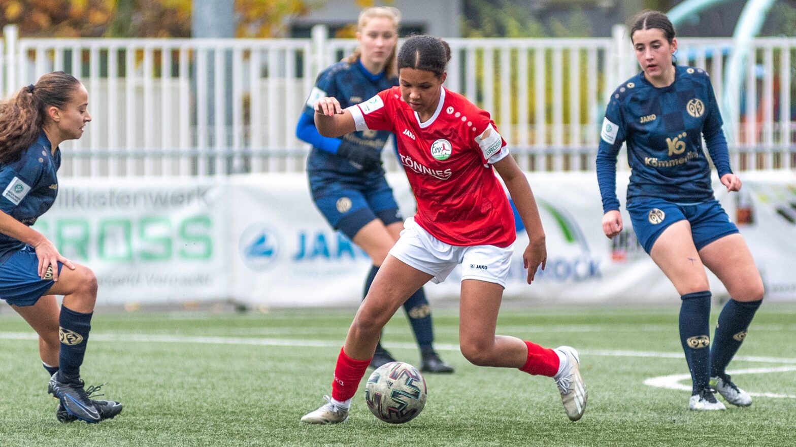 FSV U17-Nachwuchsspielerin Joyce Schüttelhöfer gegen den 1. FSV Mainz 05. (Foto: Boris Kessler / FSV Gütersloh 2009)