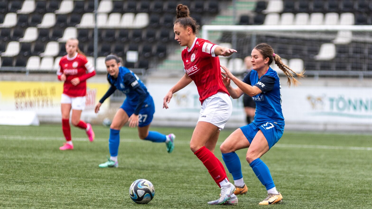 Ehemalige Teamkolleginnen im Zweikampf: Shpresa Aradini und Noreen Günnewig. (Foto: Boris Kessler / FSV Gütersloh 2009)