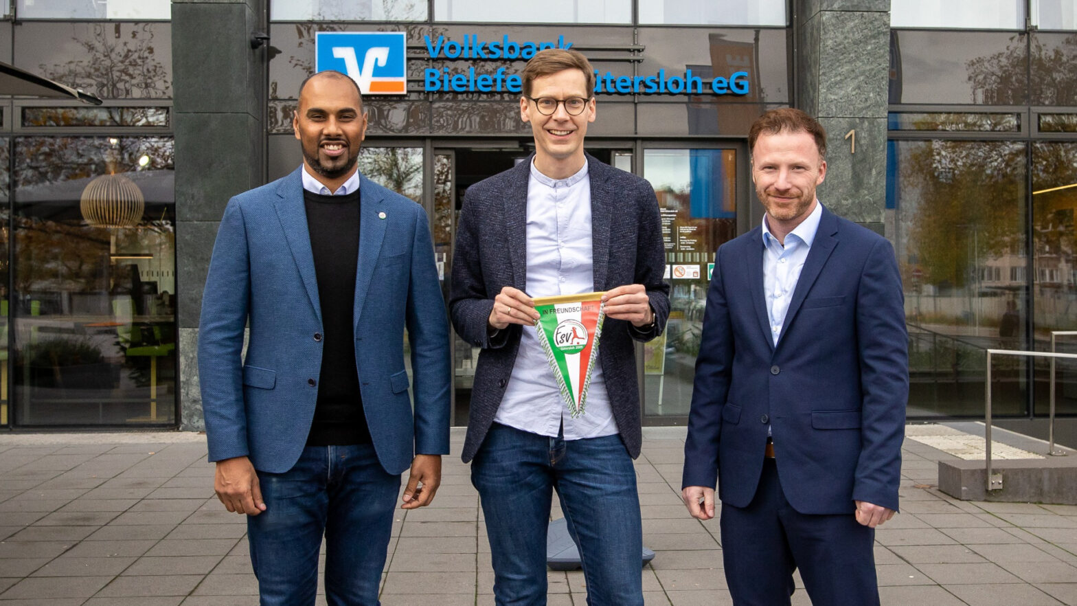 Ein starkes Bündnis für den Mädchen- und Frauenfußball in Ostwestfalen-Lippe: Matthias Boerger (mitte) von der Volksbank Bielefeld-Gütersloh eG gemeinsam mit Chris Punnakkattu Daniel (links) und Tobias Neumann (rechts) vom FSV Gütersloh. (Foto: Dennis Seelige / FSV Gütersloh 2009)