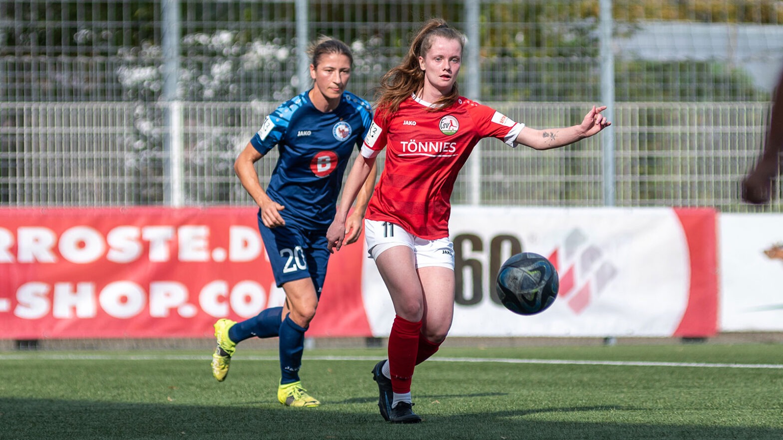 FSV-Angreiferin Jacqueline Baumgärtel im Duell mit Ex-Nationalspielerin Bianca Schmidt. (Foto: Boris Kessler / FSV Gütersloh 2009)