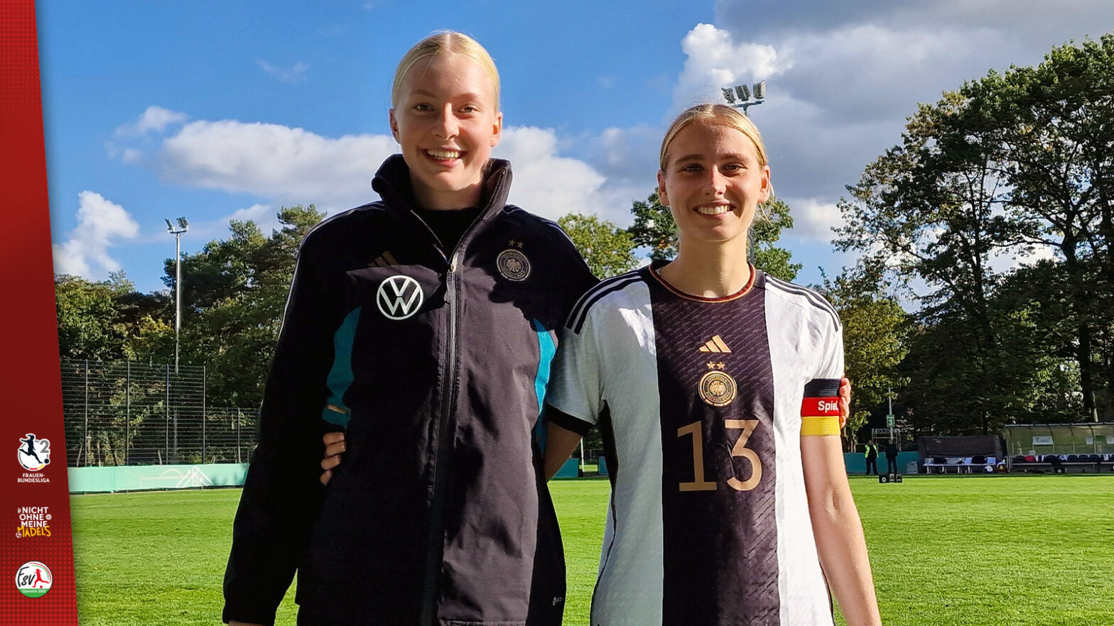 FSV-Talente Janne Krumme (links) und Merle Hokamp rechts) gehören zum Kader der deutschen U17-Nationalmannschaft. (Foto: Chris Punnakkattu Daniel / FSV Gütersloh 2009)