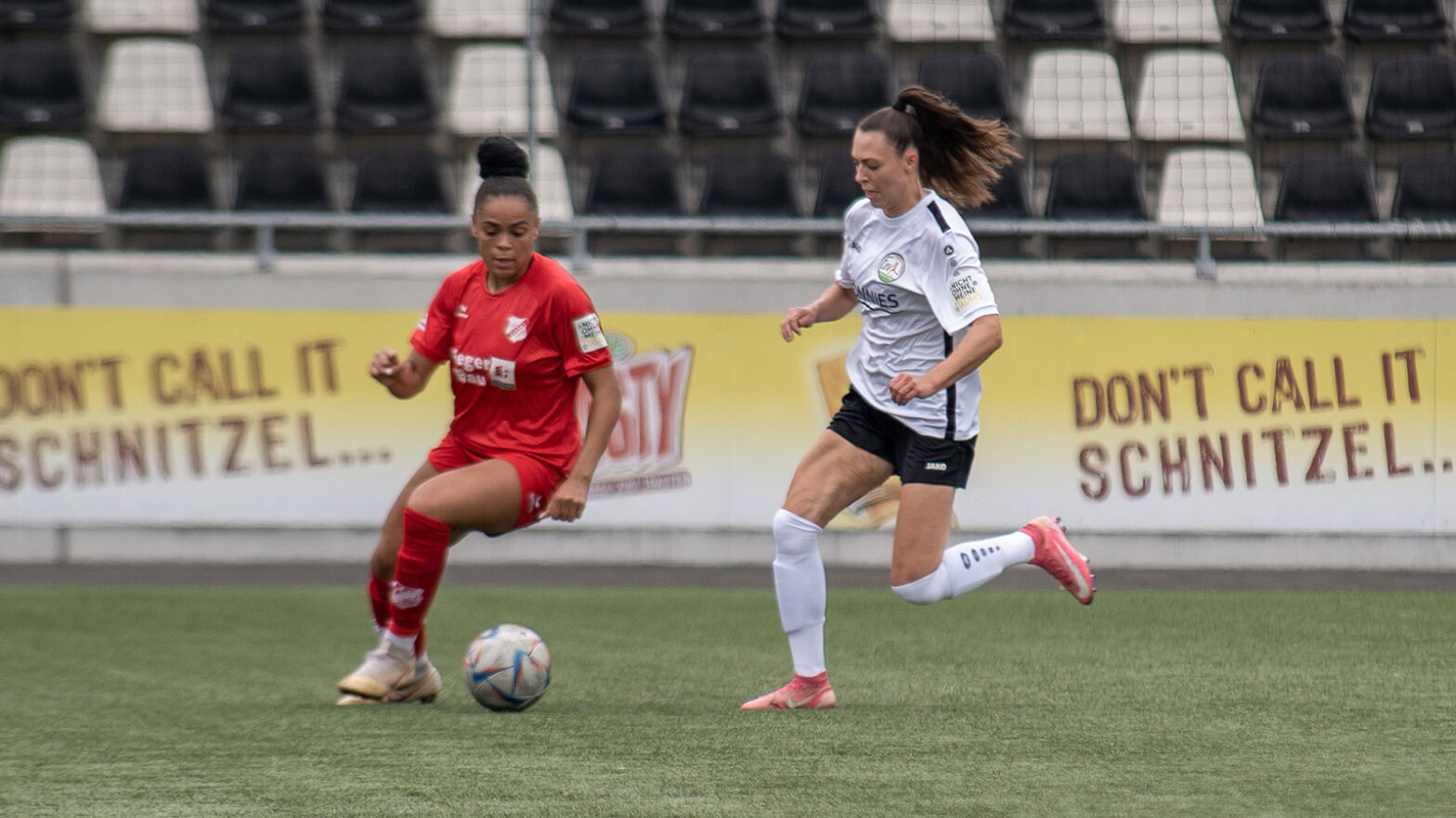 Leonie Kreil (rechts) war in der vergangenen Saison noch für den FSV Gütersloh am Ball. (Foto: Dennis Seelige / FSV Gütersloh 2009)
