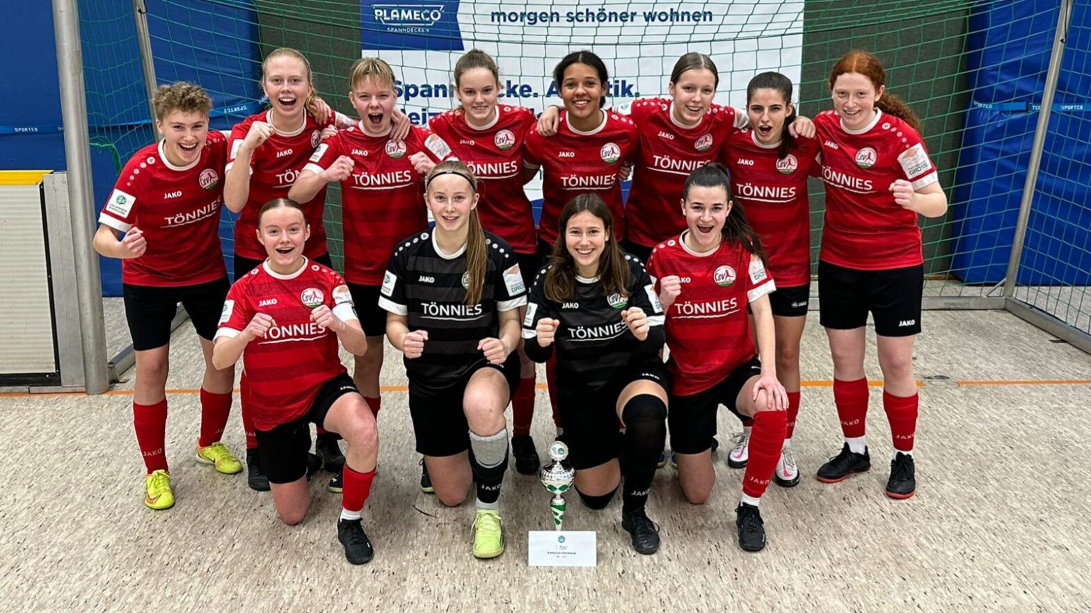 Die U17 des FSV bejubelt beim Hallenturnier des TuS Oeventrop den Turniersieg. (Foto: Melvin Wulff / FSV Gütersloh 2009)