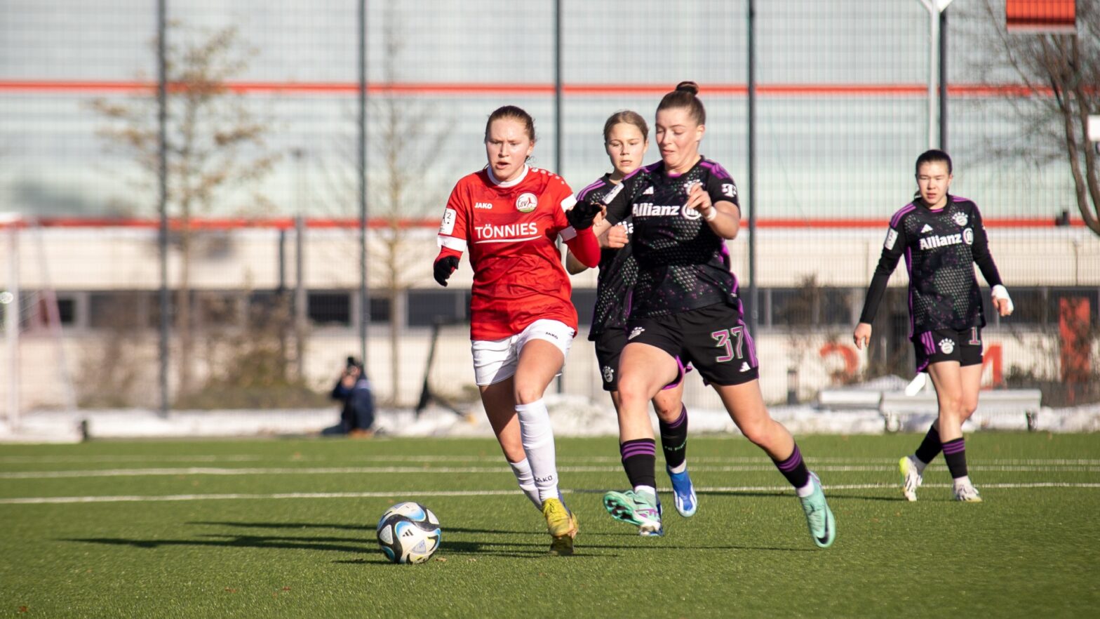 FSV-Mittelfeldspielerin Ronja Leubner im Spiel gegen den FC Bayern München II. (Foto: Dennis Seelige / FSV Gütersloh 2009)