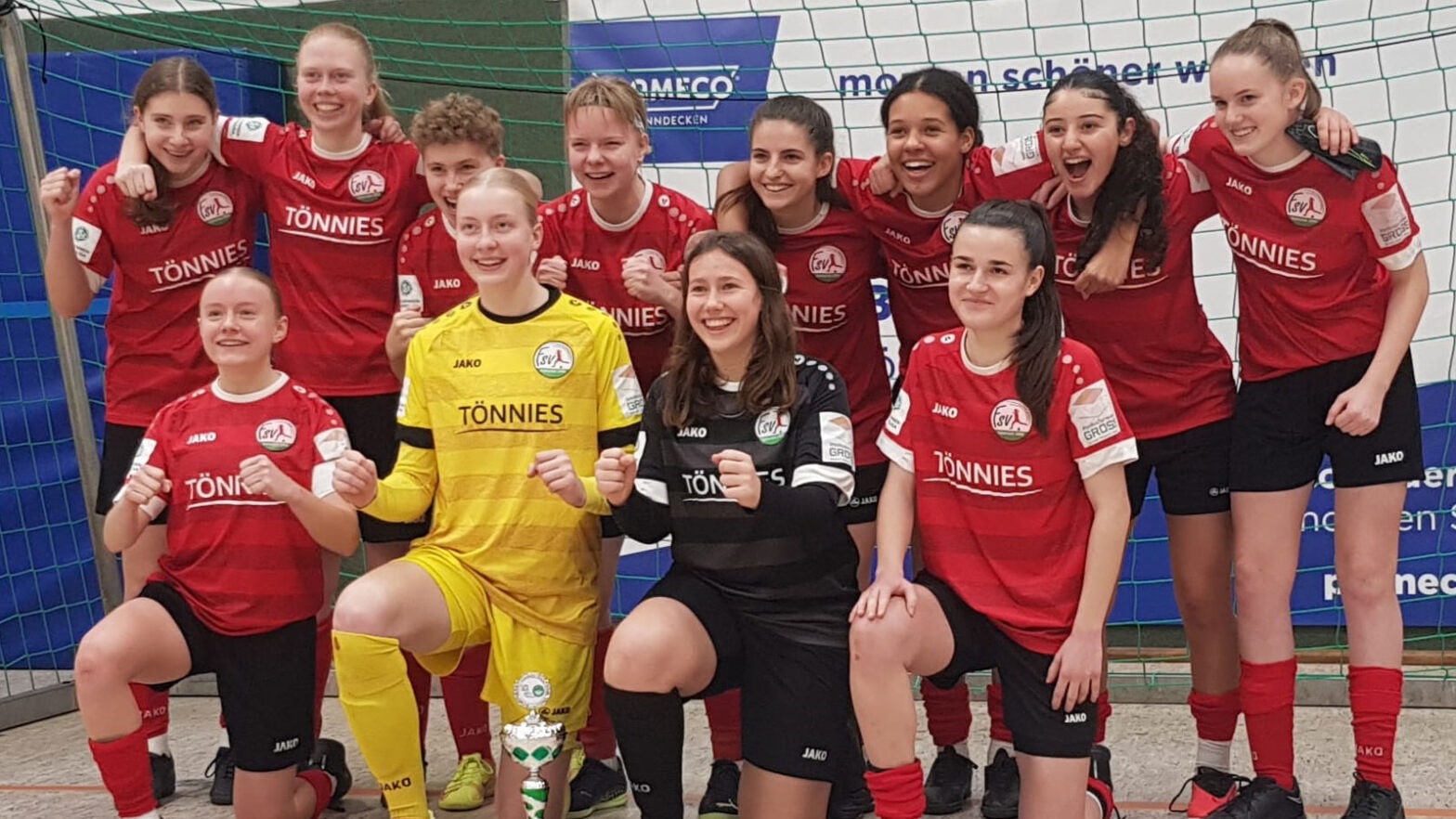 Die U17 des FSV Gütersloh feiert den zweiten Titel innerhalb von 24 Stunden. (Foto: Leßner / FSV Gütersloh 2009)