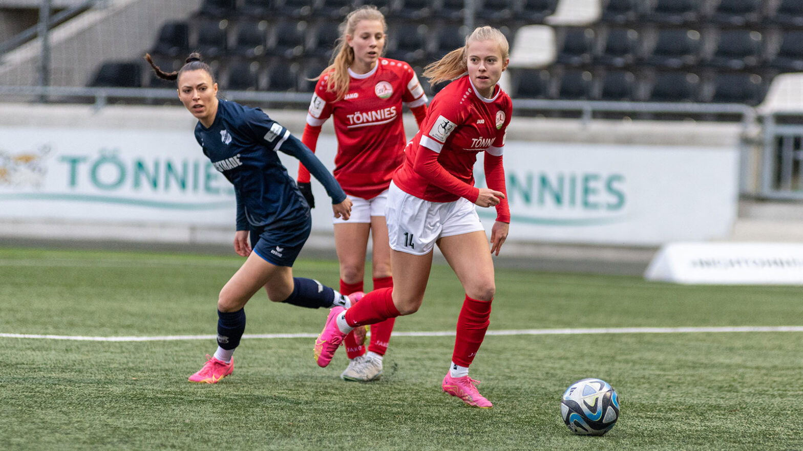 FSV-Defensivallrounderin Hedda Wahle in der Zweitligapartie gegen den SC Sand. (Foto: Boris Kessler / FSV Gütersloh 2009)