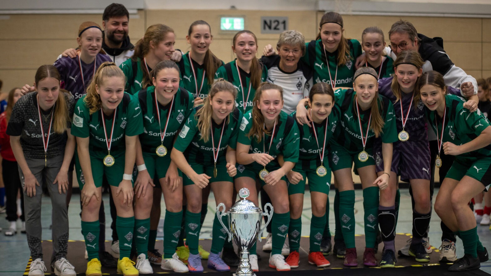 Borussia Mönchengladbach feiert den Turniersieg beim Gütersloher Hallenmasters 2024 um den Germeta-Cup. (Foto: Dennis Seelige / FSV Gütersloh 2009)