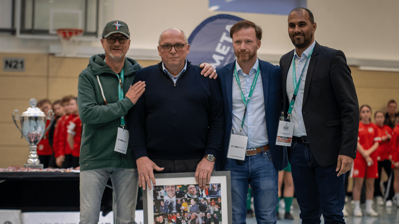 Michael Horstkötter (2.v.l.) wird stellvertretend für den gesamten Verein von Sebastian Kmoch (links), Tobias Neumann (2.v.r) und Chris Punnakkattu Daniel (rechts) zum 40. Jubiläum geehrt.