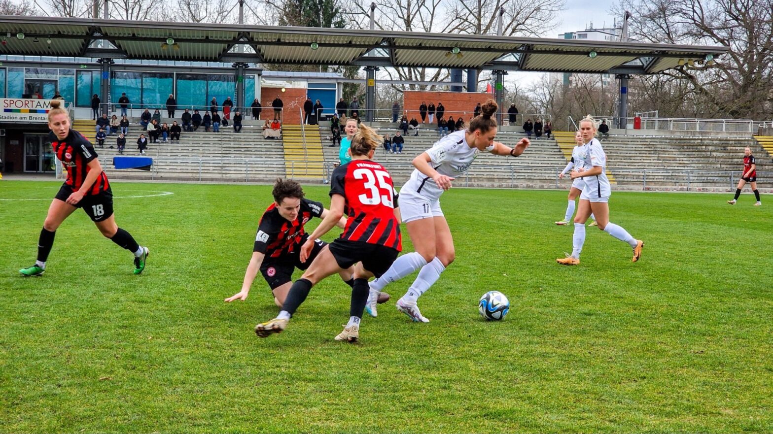 Shpresa Aradini in der Zweitligapartie bei Eintracht Frankfurt II. (Foto: Chris Punnakkattu Daniel / FSV Gütersloh 2009)