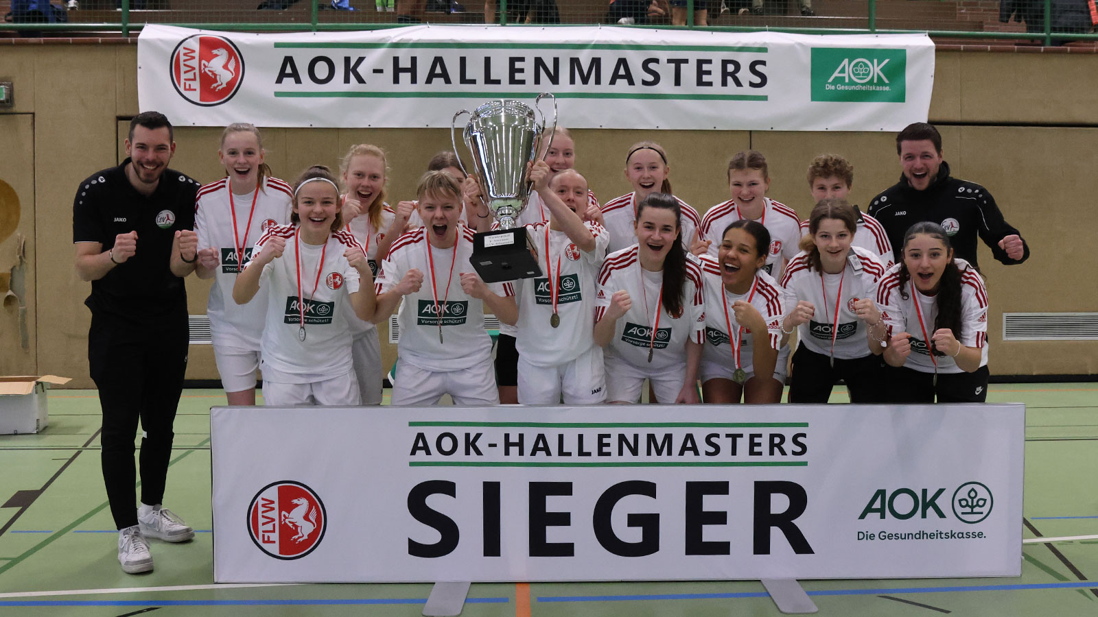 Die U17-Mannschaft des FSV Gütersloh bejubelt den Turniersieg beim AOK-Hallenmasters. (Foto: FLVW)