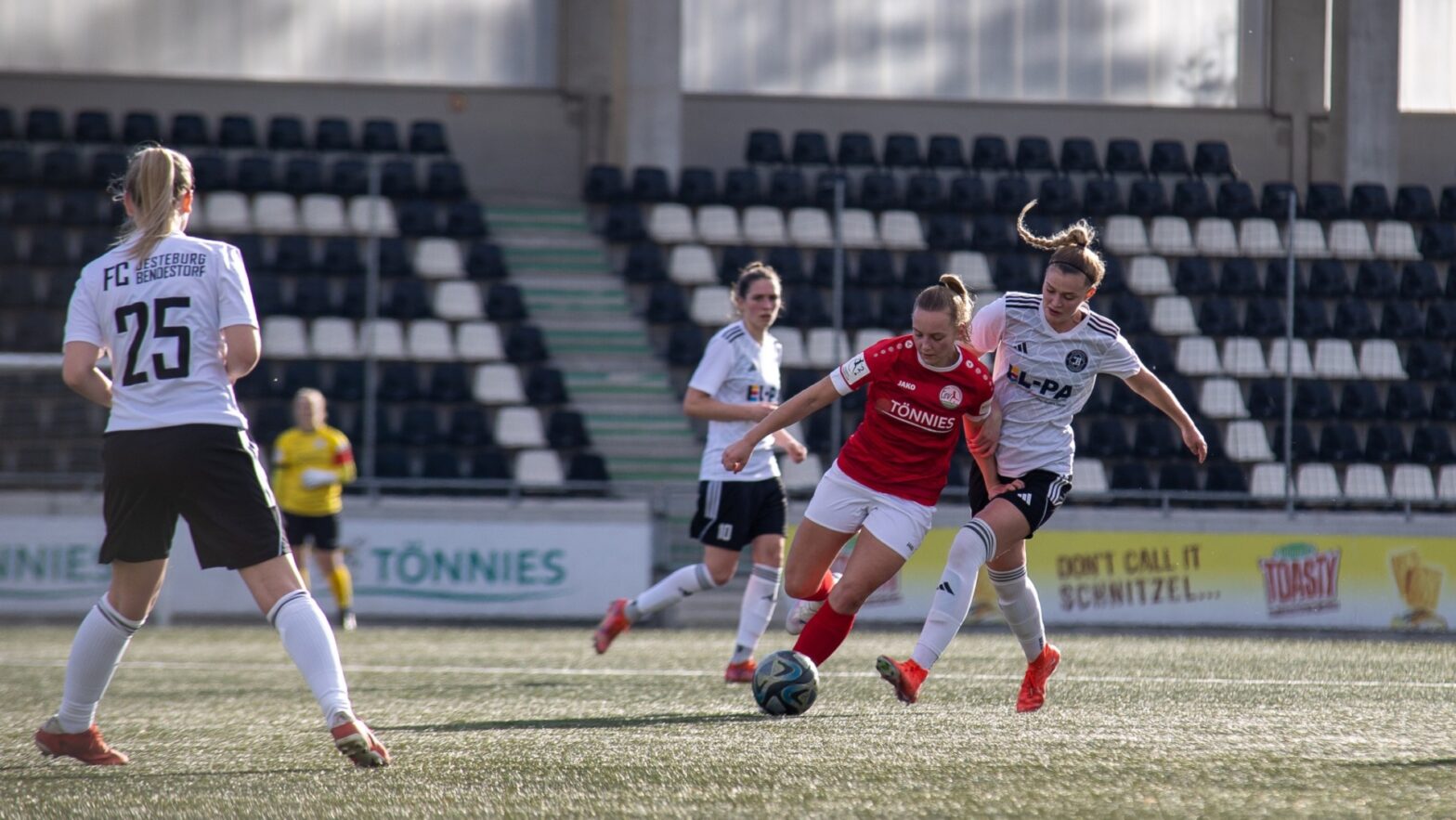 Celina Baum am Ball gegen den Regionalligisten FC Jesteburg-Bendestorf. (Foto: Dennis Seelige / FSV Gütersloh 2009)