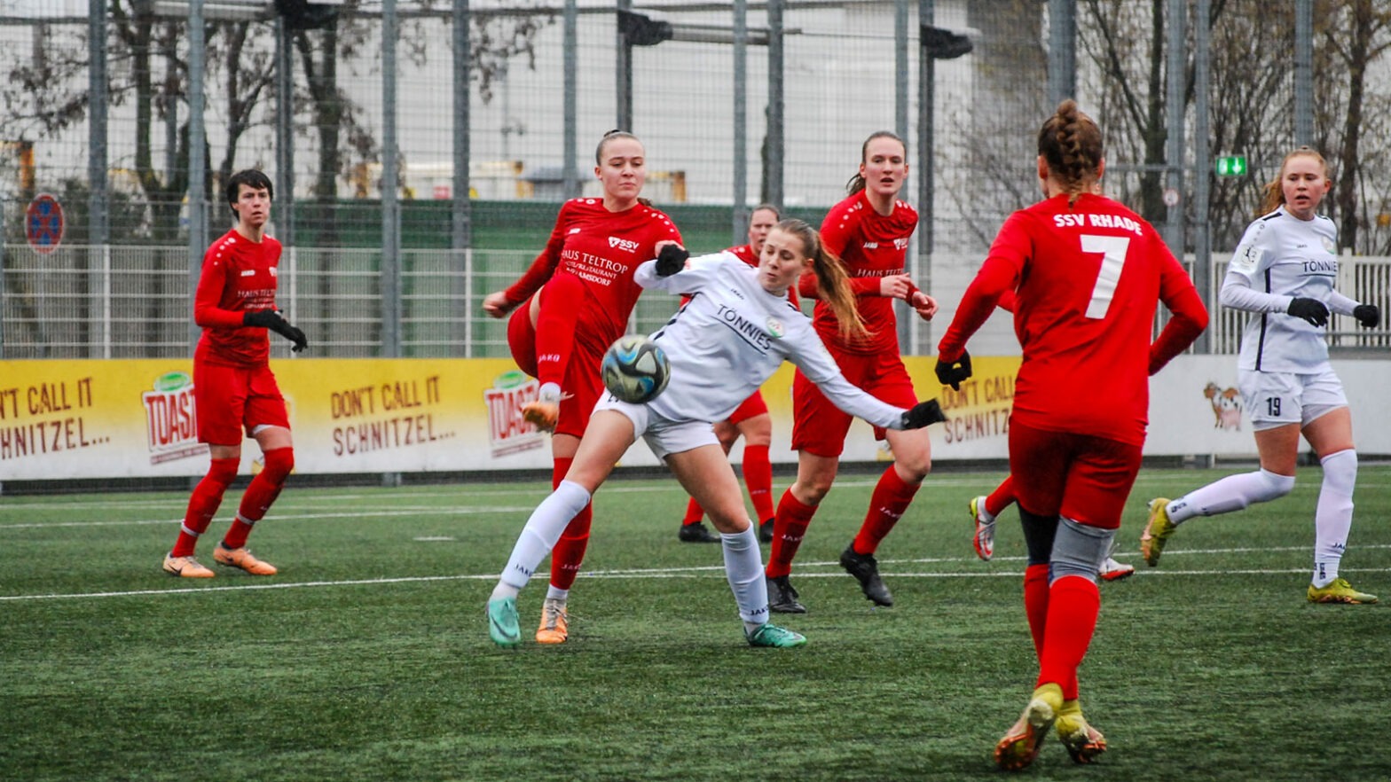 FSV-Mitteldspielerin Emilia Deppe im Testspiel gegen den SSV Rhade. (Foto: Chris Punnakkattu Daniel / FSV Gütersloh 2009)