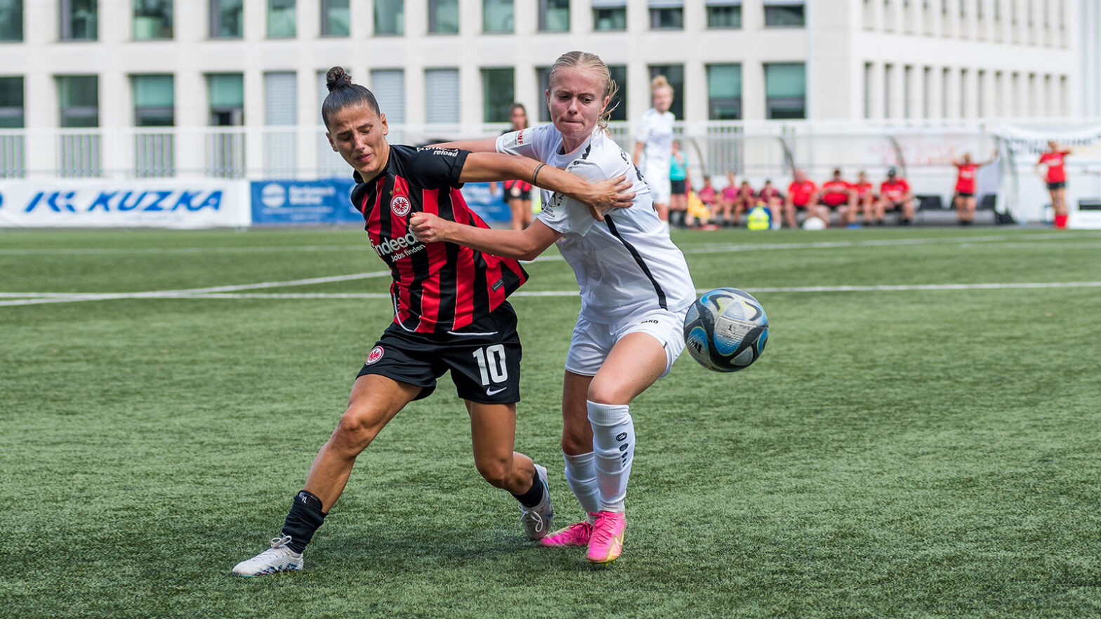Intensiver Fight in der 2. Frauen-Bundesliga: Hedda Wahle im Hindrundenspiel gegen Eintracht Frankfurt II. (Foto: Boris Kessler / FSV Gütersloh 2009)