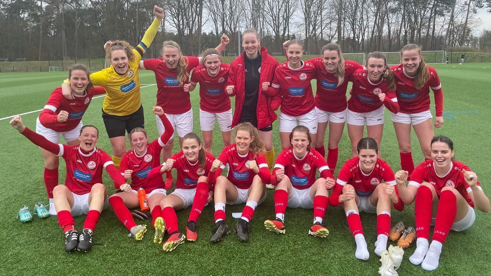 Strahlende Gesichter beim FSV Gütersloh II nach dem Sieg beim SV 1913 Walbeck. (Foto: FSV Gütersloh 2009)