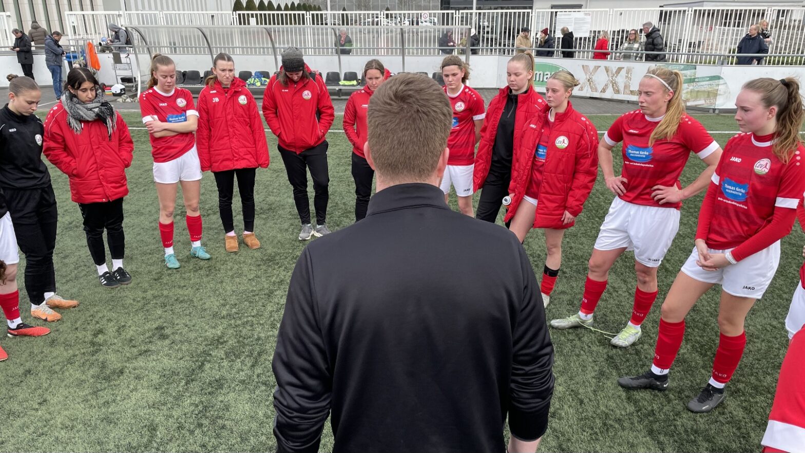 Cheftrainer Noah Henneböhle mit seinen Spielerinnen. (Foto: Wolfgang Temme / FSV Gütersloh 2009)
