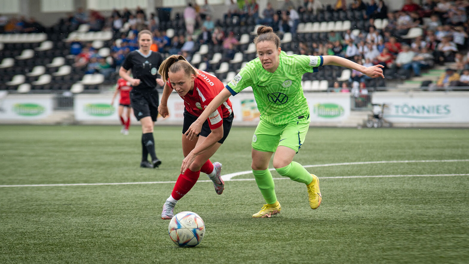 Celina Baum (links) im Spiel gegen den VfL Wolfsburg II in der Rückrunde der Saison 2022/23. (Foto: Dennis Seelige / FSV Gütersloh 2009)