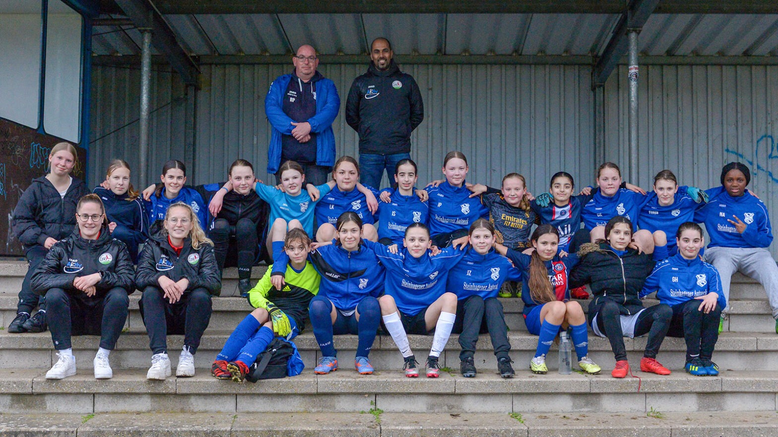 Gruppenbild nach dem Training: Lena Strothmann und Maren Tellebröker mit den Kids des Blau-Weiß Gütersloh. (Foto: Boris Kessler / FSV Gütersloh 2009)