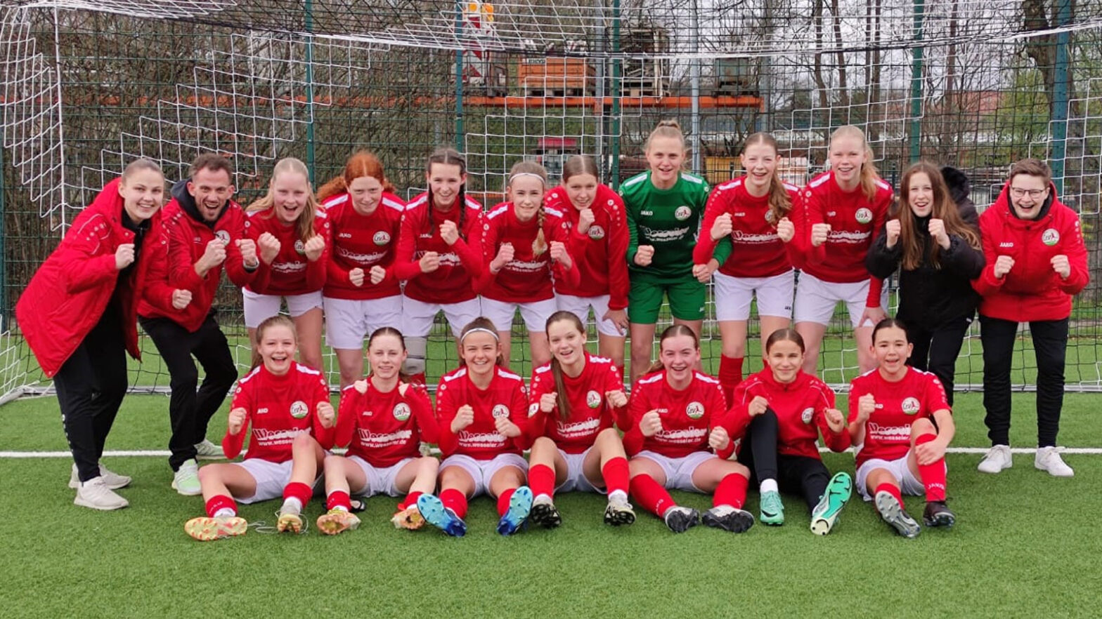 Jubel bei der U16 des FSV nach dem Auswärtssieg in Delbrück. (Foto: Hofmann / FSV Gütersloh 2009)