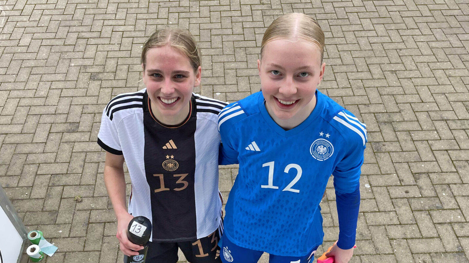 Strahlende Gesichter im DFB-Camp: FSV-Talente Merle Hokamp und Janne Krumme. (Foto: Wolfgang Temme / FSV Gütersloh 2009)