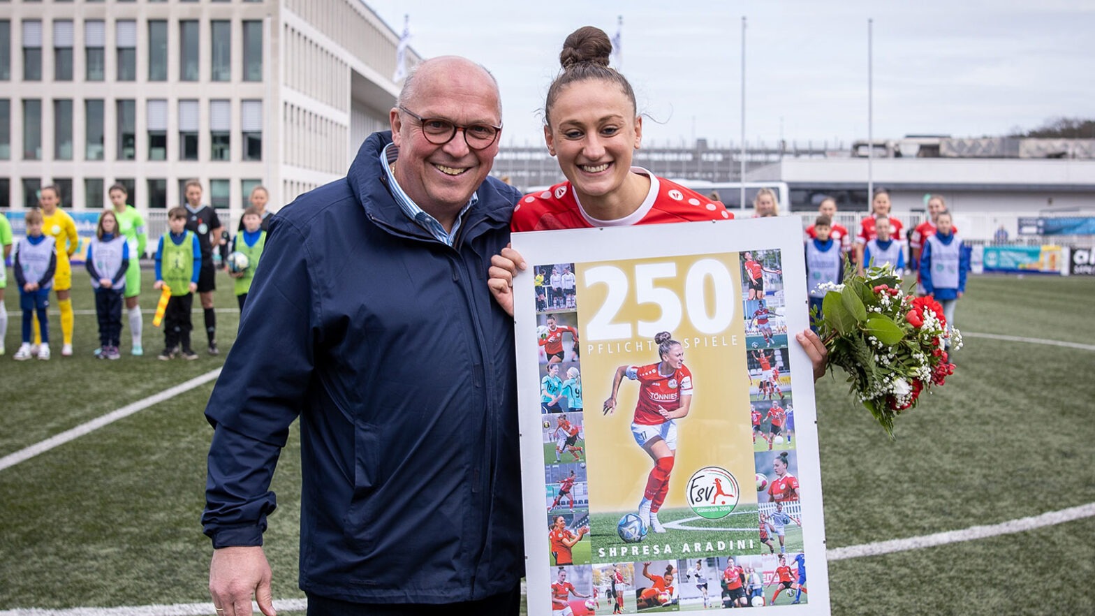 FSV-Geschäftsführer Michael Horstkötter und Jubilarin Shpresa Aradini. (Foto: Dennis Seelige / FSV Gütersloh 2009)