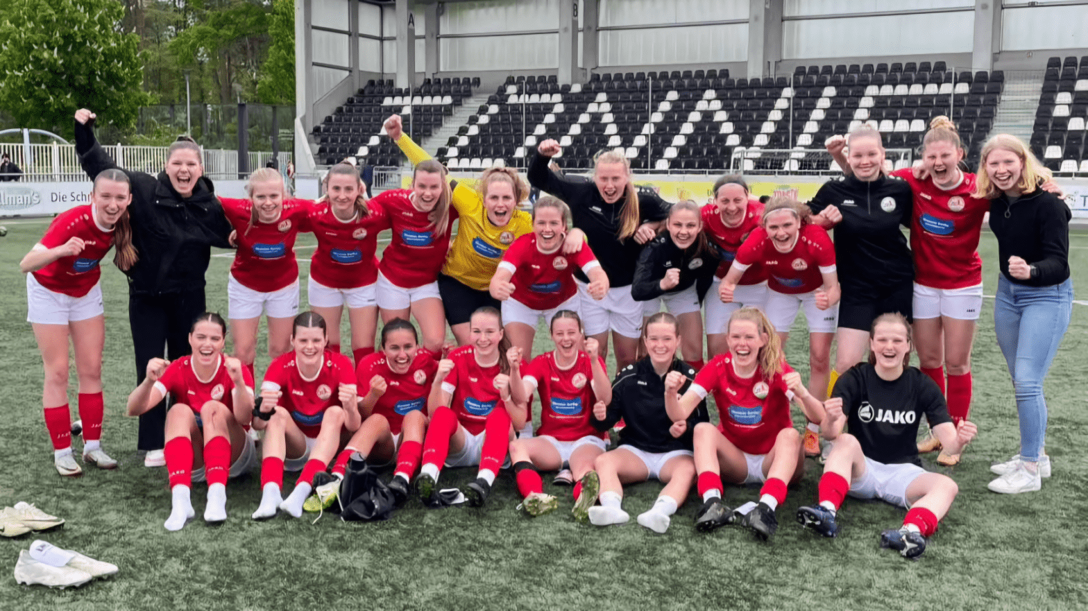 Großer Jubel beim FSV-Perspektivteam nach dem Last-Minute-Sieg gegen Recklinghausen. (Foto: FSV Gütersloh 2009)