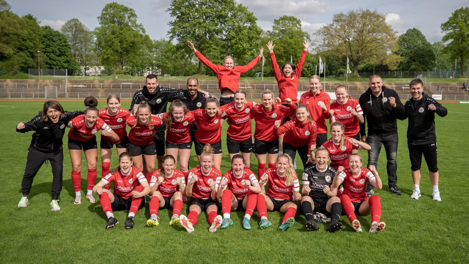 Jubel FSV-Team nach dem 2:1-Auswärtssieg bei Borussia Mönchengladbach. (Foto: Dennis Seelige / FSV Gütersloh 2009)