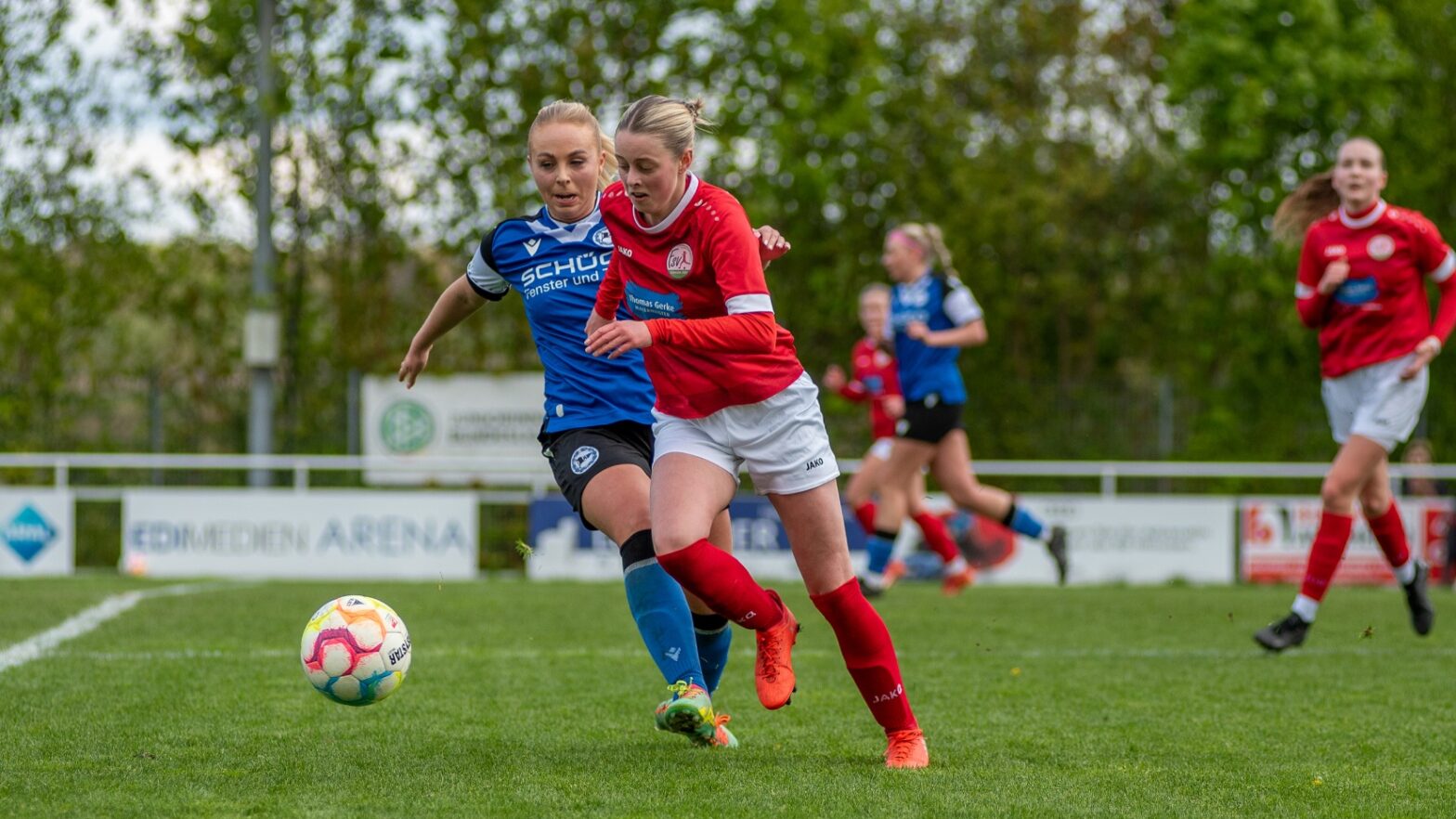 Julia Gärtner (FSV Gütersloh II) im Duell mit Celine Preuß (DSC Arminia Bielefeld) vorbei. (Foto: Boris Kessler / FSV Gütersloh 2009)